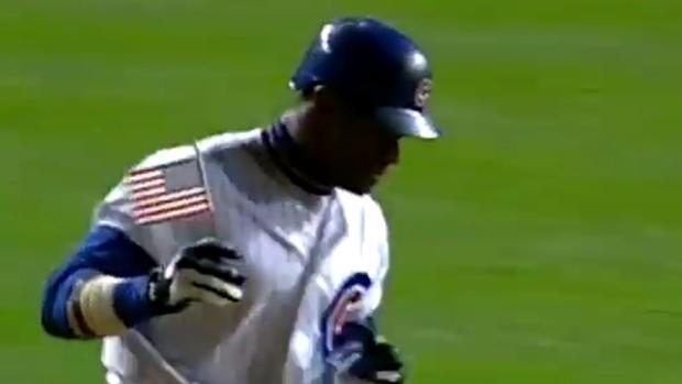 Sammy Sossa recorre las bases con la bandera de Estados Unidos